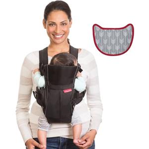 Infantino Swift Classic Marsupio - leggero e compatto, con bavaglino Clever Wonder Cover 2 in 1 e tasca esterna, per neonati e bambini da 8 a 25 libbre (3,6-11,3 kg).