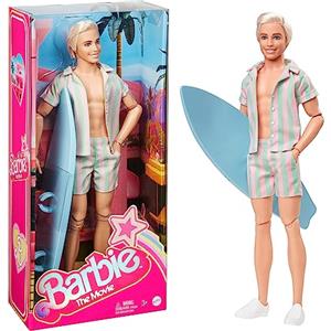 Barbie The Movie - Ken, bambola del film collezione con completo da spiaggia a righe rosa e verde pastello, tavola da surf e sneakers bianche, giocattolo per bambini, 3+ anni, HPJ97