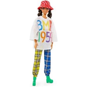 Barbie- BMR1959 Bambola Mora con Cappello, Maglietta con Stampa, Pantaloni a Scacchi e Stivaletto, Giocattolo per Bambini 3+Anni, GNC48