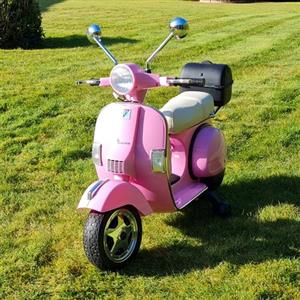 ATAA Vespa Classica 12V Piaggio - Rosa- Moto elettrica per Bambini Fino a 7 Anni. Batteria 12v Portapacchi in Omaggio