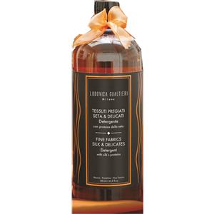 GUALPMA Detergente per Tessuti Pregiati in Seta e Delicati - 1 Litro con Proteine della Seta e Profumo di Cipria Rosa
