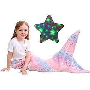softan Coperta a forma di coda di sirena, per bambini, che si illumina al buio, coperta in morbido pile di flanella con stelle scintillanti e design arcobaleno sfumato a squame di pesce - 100 x 43 cm