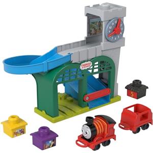 Thomas & Friends - Il Trenino Thomas - La mia Prima Stazione di Knapford, playset con trenini e 3 Pezzi di carico impilabile e oscillante, Stazione con Orologio e rampa, 1+ Anni, HXW24