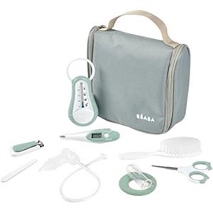 BÉABA - Set per la Cura del Bambino, Kit Completo de 9 Accessori: Termometro da Bagno Digitale, Aspiratore nasale, Massaggiatore di Gengive, Borsa da Toilette da Viaggio, Verde Salvia