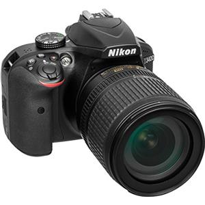 Nikon D3400 Fotocamera Reflex Digitale con Obiettivo Nikkor AF-S 18/105VR, 24,7 Megapixel, LCD da 3, SD da 8 GB 300x Premium Lexar, Nero [Nital Card: 4 Anni di Garanzia]