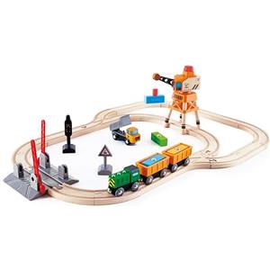 Hape Pista con passaggio a livello e gru magnetica da 32 pezzi - Include segnali di sicurezza, binari, trenino e camioncino a spinta per bambini dai 3 anni