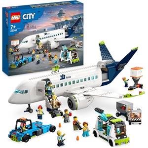 LEGO 60367 City Aereo Passeggeri, Grande Modellino di Aeroplano Giocattolo da Costruire con 9 Minifigure e Veicoli dell'Aeroporto: Autobus, Trattore Aeroportuale, Camion del Catering e Furgone Bagagli