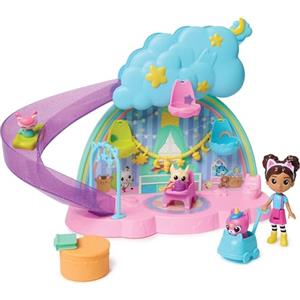 DREAMWORKS GABBY'S DOLLHOUSE Gabby's Dollhouse, Stanza dei Giochi dell'Asilo Gatto-Orecchio, Set di Gioco da 17 Pezzi con 4 Personaggi e Mobili per la Casa delle Bambole, Giocattoli per Bambine e Bambini, 3+ Anni