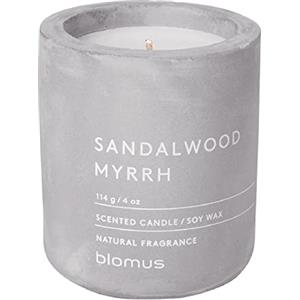 blomus - Candela profumata S in cera di soia, microchip di alta qualità, caratteristico effetto calcestruzzo, fragranza SANDALWOOD MYRRH, durata 24 ore (A x L x P): 8 x 6,5 x 6,5 cm, microchip, 65652)