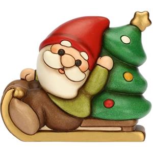 THUN, Gnomo Oliver su Slitta con Albero in Ceramica di Alta Qualità, Collezione Natale, Statuine da Collezione, Idea Regalo per Natale, 13,6 x 10,3 x 18,8 cm