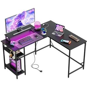 DEVAISE Scrivania Gaming Angolare L 140×50 cm con LED RGB e prese elettriche, scrivania reversibile con mensole e supporto monitor, tavolo computer per home office, camera da letto, nero