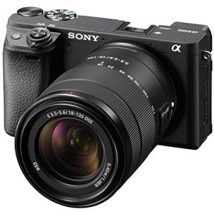 Sony Alpha 6400 (APS-C) Fotocamera con obiettivo 18-135 mm - Autofocus con rilevamento degli occhi da 0,02 s, video 4K, display ribaltabile, ideale per vlogging e fotografia