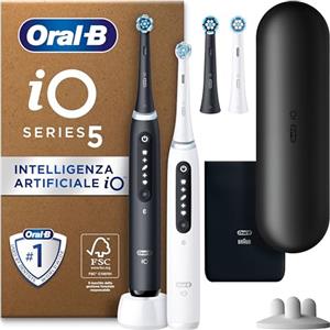 Oral-B Spazzolino Elettrico Ricaricabile iO 5N, Sensore di Pressione, Intelligenza Artificiale, 5 Modalità di Spazzolamento, 4 Testine, 2 Spazzolini, 1 Custodia da Viaggio, Bianco e Nero, Idea Regalo