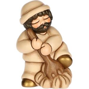 THUN, Uomo con Forcone e Fieno in Ceramica di Alta Qualità, Collezione Presepe Classico, Statuine per Presepe di Natale da Collezione, 5,2 x 4,3 x 7,9 cm