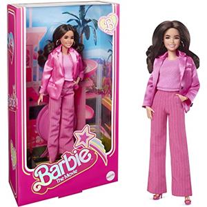 Barbie The Movie - Gloria, bambola del film collezione con completo rosa a tre pezzi, scarpe col tacco e orrecchini d'oro, giocattolo per bambini, 6+ anni, HPJ98