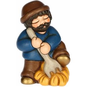 THUN, Uomo con Forcone e Fieno Blu in Ceramica di Alta Qualità, Collezione Presepe Classico, Statuine per Presepe di Natale da Collezione, 5,2 x 4,3 x 7,9 cm