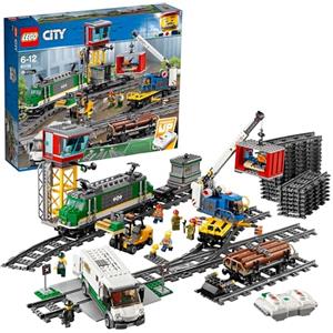 LEGO City Treno Merci Giocattolo con Locomotiva Telecomandata - con Camion Giocattolo, Carrello Elevatore, 32 Binari, Semafori e 6 Minifigure - Regalo Creativo per Bambini e Bambine da 6 Anni - 60198