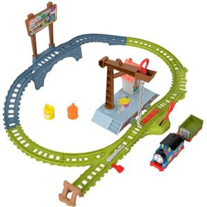 Thomas & Friends - Pista Avventure a Colori, playset lungo 1,5 metri con 2 taniche vernice, locomotiva Thomas a pile e Vagone Combina Guai, giocattolo per bambini, 3+ anni, HTN34
