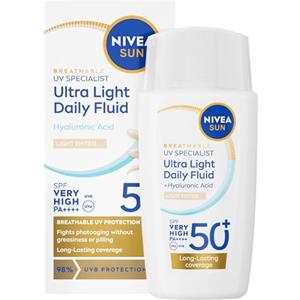 NIVEA SUN Fluido Quotidiano Ultra Leggero SPF 50+ Light 40 ml, Crema solare viso idratante con Acido Ialuronico, Crema colorata viso per una coprenza duratura, Protezione solare ultra leggera