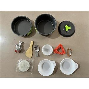 Sawhamale Set da cucina portatile compatto per 1-2 camper, include padella piccola pentola con coperchio, fornello, scatola portaoggetti, cucchiaio per riso, gancio rapido e utensili (manico verde)