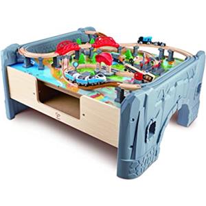 Hape Tavolo Ferroviario con treni e binari - Set da 70 Pezzi con locomotiva a batteria, binari in legno, passaggio a livello, gru magnetica e personaggi per bambini dai 3 anni