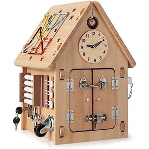 GYMAX Casa in Legno per Bambini, Casa Giocattolo con Ricchi Accessori e Spazio di Stoccaggio, Casa Attività Educativa, per Abilità Motoria Fine, Regalo per Bambini Dai 3 Anni In Su