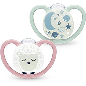 NUK Space Night ciuccio | 18-36 mesi | Succhietti che si illuminano al buio con ventilazione extra per pelli delicate | Silicone senza BPA | Pecora | 2 pezzi
