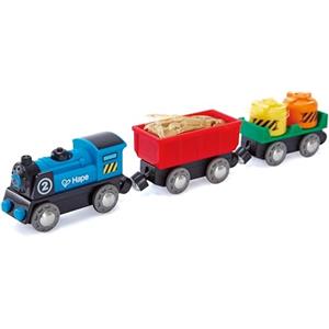 Hape Treno merci a batteria - Locomotiva giocattolo con due vagoni dotati di luci, effetti e giunti magnetici compatibili per gioco a tema ferrovia dai 3 anni