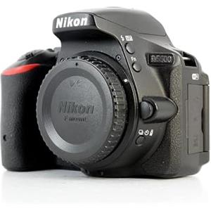 Nikon D5500 + Nikkor 18-55 VR Fotocamera Reflex Digitale, 24,2 Megapixel, LCD Touchscreen Regolabile, Wi-Fi Incorporato, Nero [Versione EU]