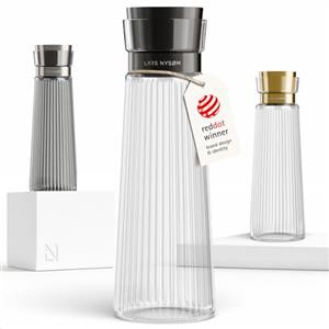 LARS NYSØM Caraffa per l'Acqua 1l con Coperchio in Acciaio Inox e Filtro Integrato | Elegante Caraffa in Vetro per Succo, Limonata | Brocca per Uso Quotidiano & Ospiti (Pure/Black, 1000ml)