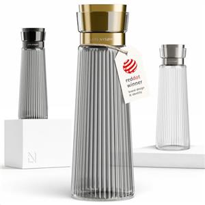 LARS NYSØM Caraffa per l'Acqua 1l con Coperchio in Acciaio Inox e Filtro Integrato | Elegante Caraffa in Vetro per Succo, Limonata | Brocca per Uso Quotidiano & Ospiti (Graphite/Gold, 1000ml)