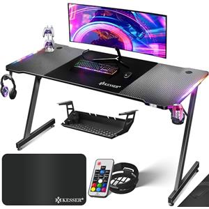 KESSER® Scrivania da Gioco LED - 180 x 80 cm, Scrivania a forma di Z, Gancio per Cuffie e Rivestimento in Carbonio, Ergonomica per PC, con Portabicchieri, Nero Carbonio