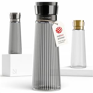 LARS NYSØM Caraffa per l'Acqua 1l con Coperchio in Acciaio Inox e Filtro Integrato | Elegante Caraffa in Vetro per Succo, Limonata | Brocca per Uso Quotidiano & Ospiti (Graphite/Black, 1000ml)