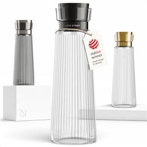 LARS NYSØM Caraffa per l'Acqua 1,5l con Coperchio in Acciaio Inox e Filtro Integrato | Elegante Caraffa in Vetro per Succo, Limonata | Brocca per Uso Quotidiano & Ospiti (Pure/Black, 1500ml)