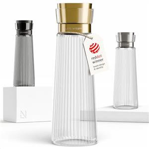 LARS NYSØM Caraffa per l'Acqua 1l con Coperchio in Acciaio Inox e Filtro Integrato | Elegante Caraffa in Vetro per Succo, Limonata | Brocca per Uso Quotidiano & Ospiti (Pure/Gold, 1000ml)