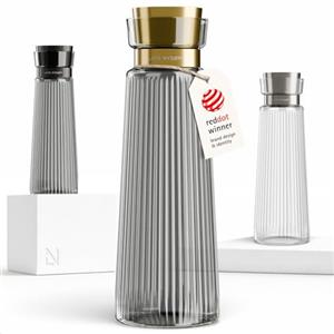 LARS NYSØM Caraffa per l'Acqua 1,5l con Coperchio in Acciaio Inox e Filtro Integrato | Elegante Caraffa in Vetro per Succo, Limonata | Brocca per Uso Quotidiano & Ospiti (Graphite/Gold, 1500ml)
