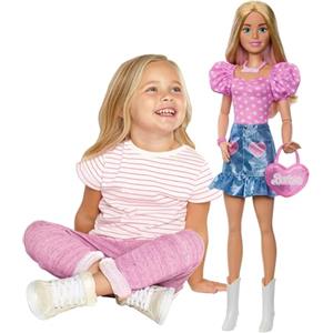 Barbie - Grande Amica, bambola bionda alta 71 cm con top rosa, gonna in denim e stivali da cowboy, collana, borsetta e accessori inclusi, giocattolo per bambini, 3+ anni, HYT84